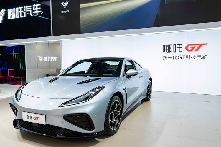 惠州237哪吒汽车在智能汽车领域的表现，领途汽车在新能源汽车市场中的影响力